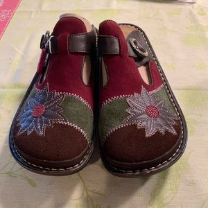 Women Clogs 3 colors brown , green and burgundy.